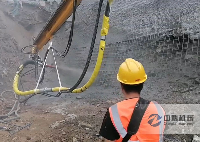 大型混凝土濕噴台（tái）車施工現場-1