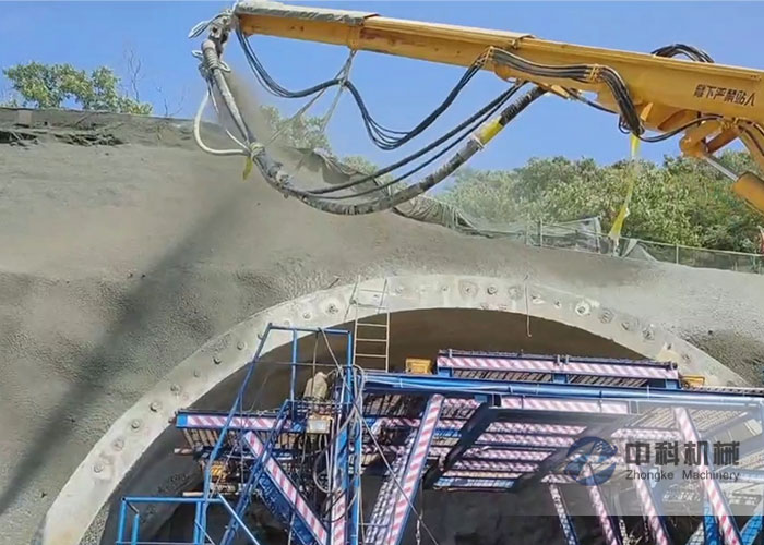 隧道混凝土濕噴台車施工現場-2