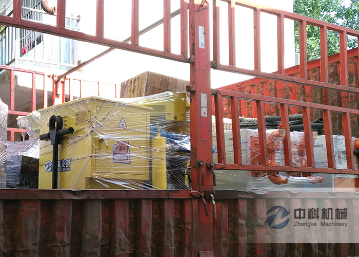 重（chóng）慶雙液注漿機、PZ-6混凝土噴（pēn）漿機發貨（huò）現場