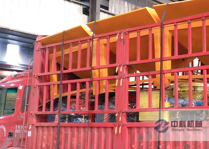 西安PZ-6噴漿機及噴漿（jiāng）機大料（liào）鬥發貨現場