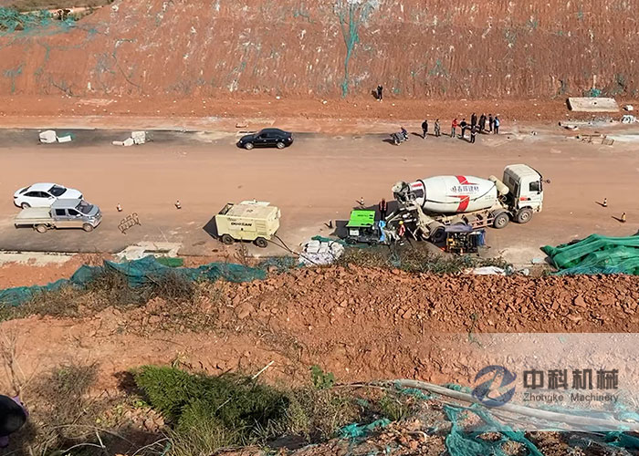 小（xiǎo）型（xíng）混凝土濕噴機施工現場-0