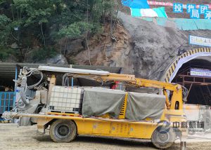 隧道混凝土（tǔ）濕（shī）噴機械（xiè）手施工現場