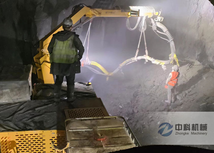 隧道機械（xiè）臂濕噴機施工現場-1