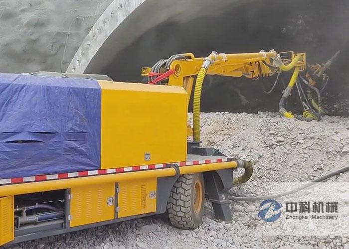 隧道用混凝（níng）土（tǔ）濕噴台車施工現（xiàn）場-1