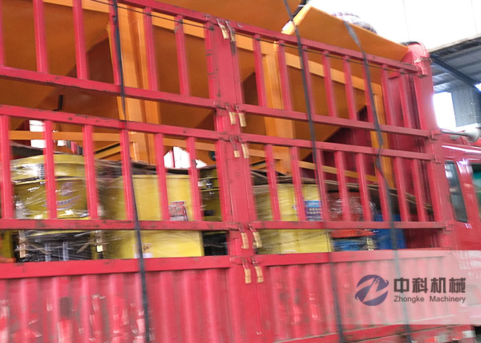 濟（jì）南PZ-6混凝土噴漿機及噴漿機大料鬥發貨現（xiàn）場