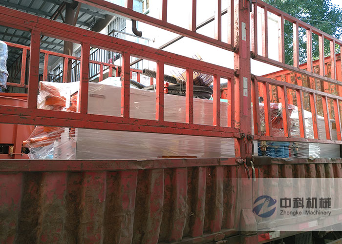 南（nán）昌雙液注漿機、PZ-7混凝土（tǔ）噴漿（jiāng）機（jī）、灰漿攪拌機發（fā）貨現場