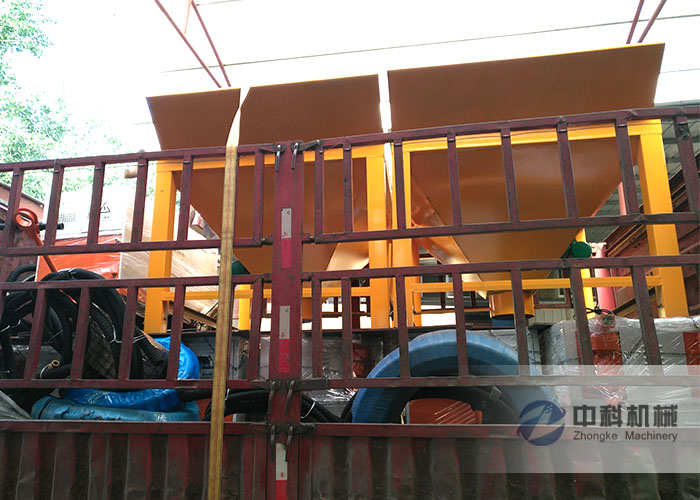 合肥雙液注漿機、噴漿機（jī）大料鬥（dòu）發（fā）貨現場